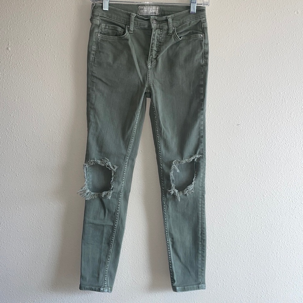 002: FREE PEOPLE green cropped skinny jeans with ripped knees Women’s size 26 - Picture 2 of 8